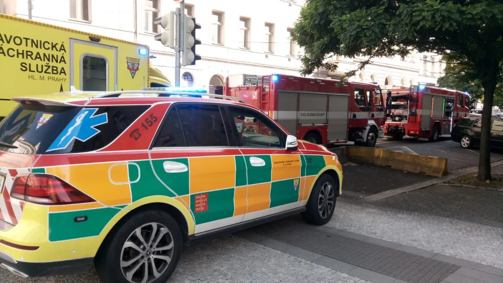 V Praze 2 hoří byt. Jeden člověk skončil v péči záchranářůů
