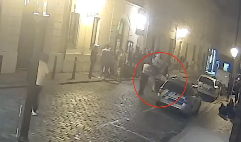 Mladík vystřelil do vzduchu na ulici plné lidí. Byl pod vlivem drog