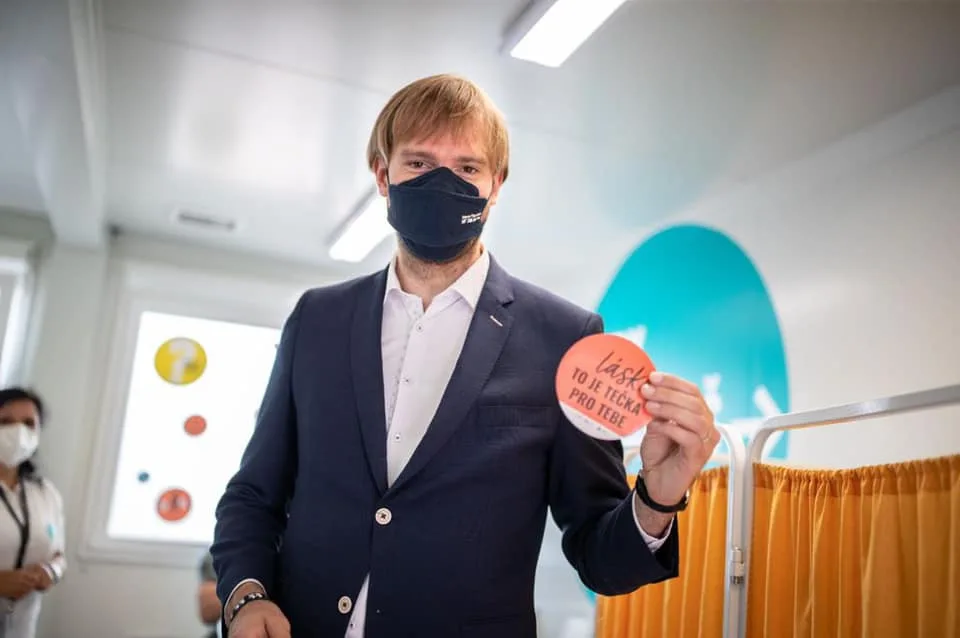 Očkovací centra v obchodních domech budou fungovat minimálně do října, říká ministr Vojtěch