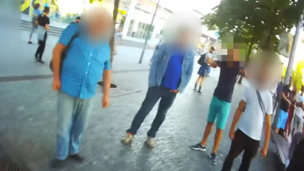 Muž s obličejem od krve tvrdil, že spadl na zem. Pak vynadal strážníkům a nakonec jednoho udeřil