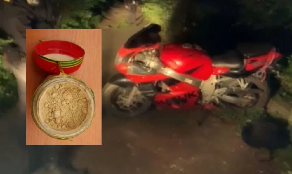 Motorkář bez řidičáku ujížděl policistům na motorce s kradenými značkami. V batohu měl kilo pervitinu