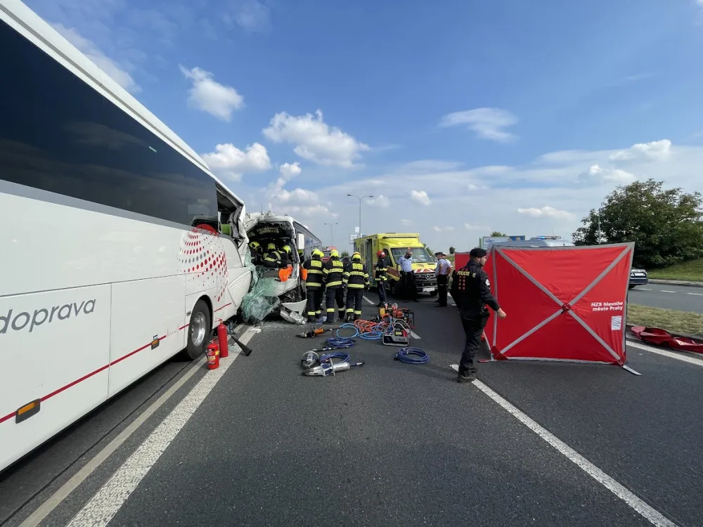 Vážná nehoda dvou autobusů uzavřela silnici ve směru na Pražský okruh