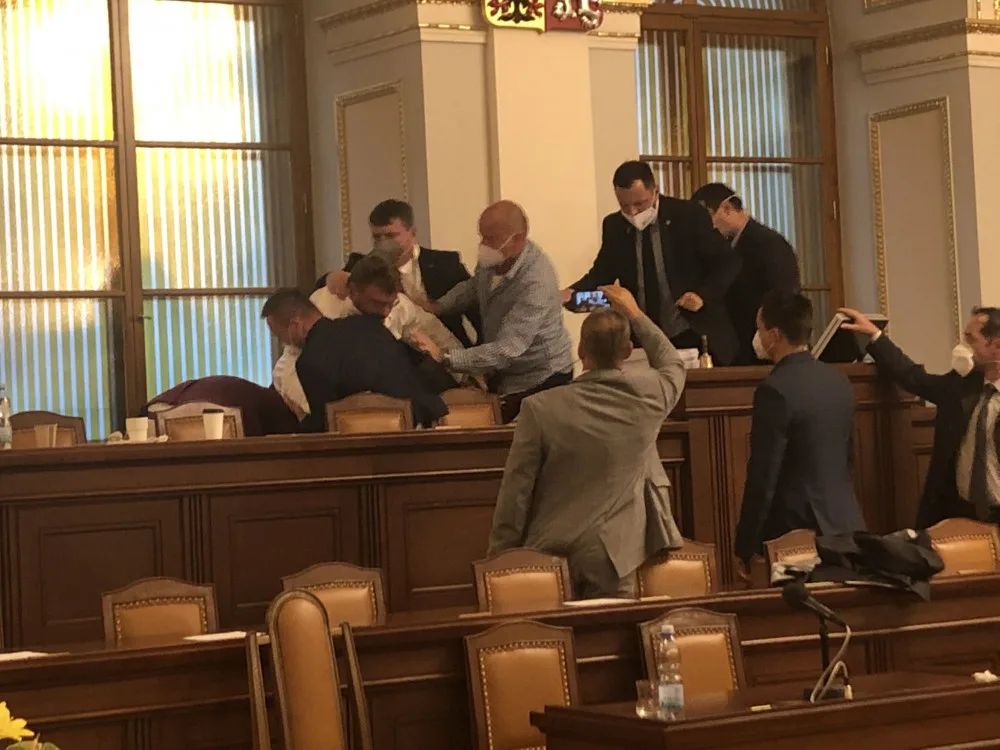 Volného ze Sněmovny dnes museli vykázat. V debatě o odvolání Lipovské z Rady ČT odmítl opustit řečniště