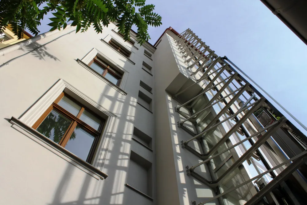 Praha 7 opravila chátrající bytový dům v Dobrovského ulici. Rekonstrukce stála bezmála 42 milionů