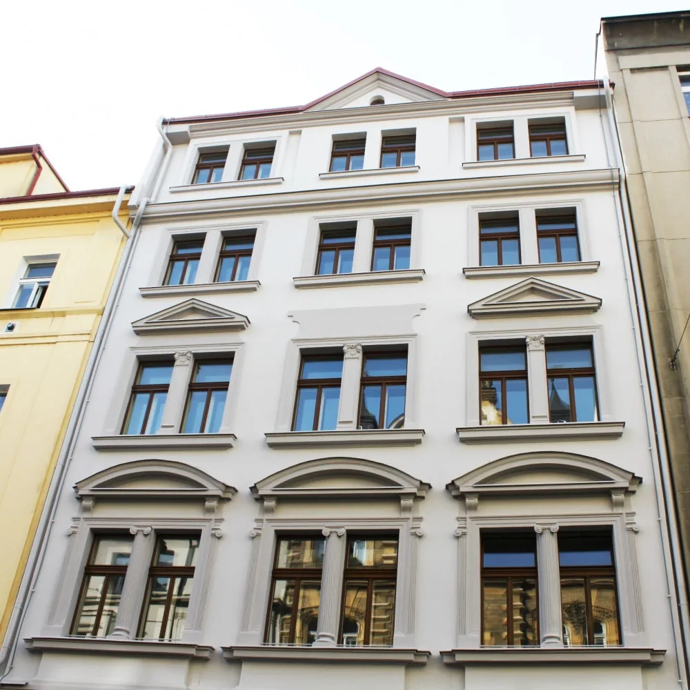 Praha 7 opravila chátrající bytový dům v Dobrovského ulici. Rekonstrukce stála bezmála 42 milionů