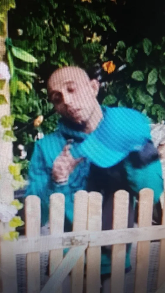 Zloděj se snažil vloupat do bytu. Když zjistil, že je majitel doma a fotí si ho, utekl