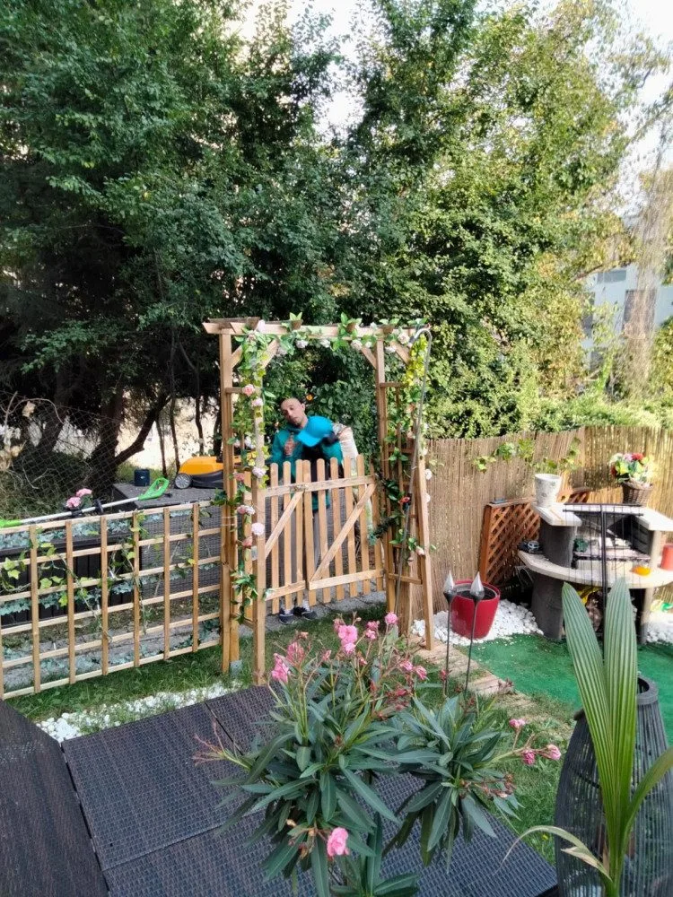 Zloděj se snažil vloupat do bytu. Když zjistil, že je majitel doma a fotí si ho, utekl