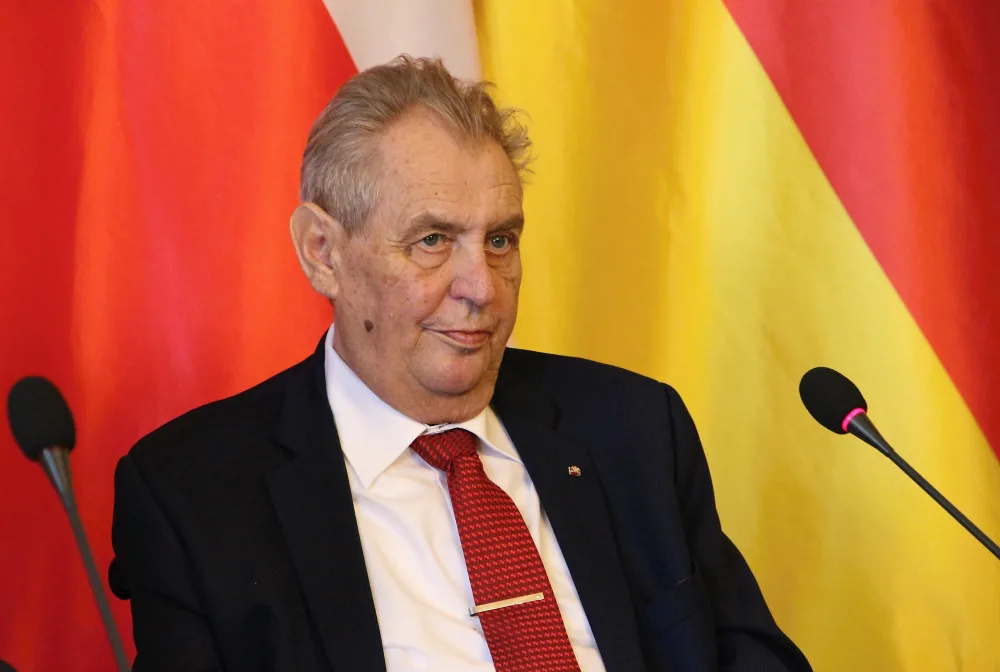 Prezident Zeman zůstává v nemocnici osmý den. Navštívila ho manželka Ivana i kancléř Mynář