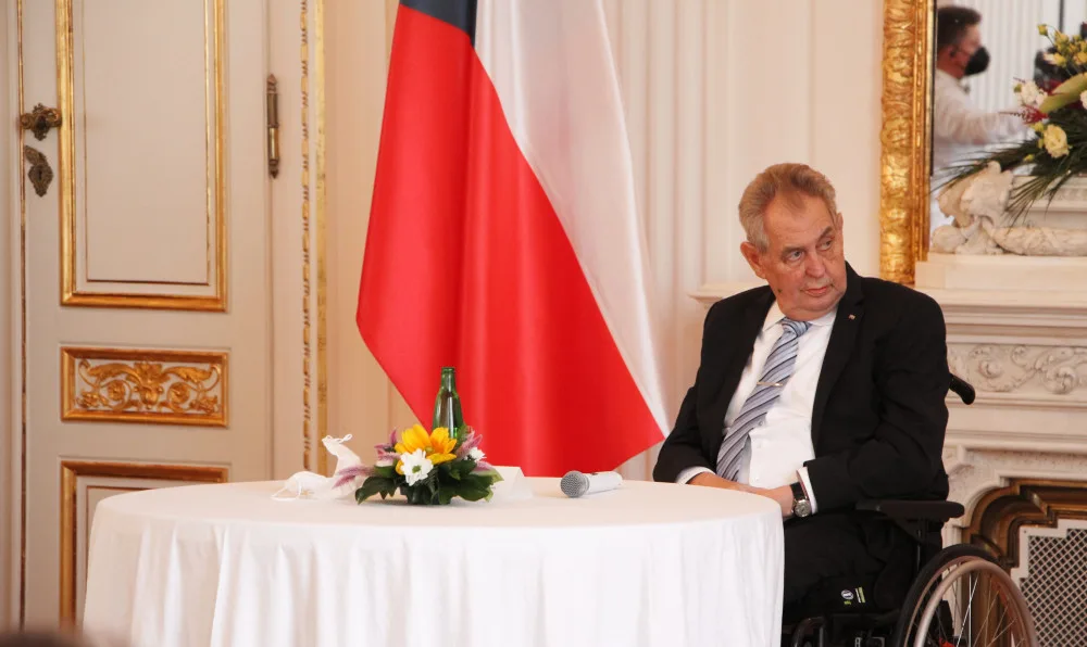 Miloše Zemana propustili z nemocnice. Strávil v ní osm nocí