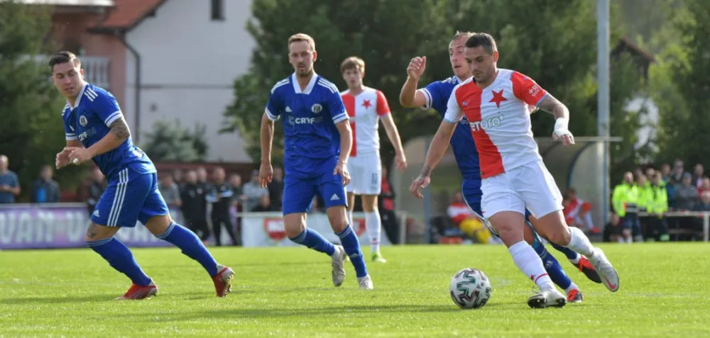 Slavia odvrátila ostudu v poháru. Po poločase prohrávala ve Velvarech 0:2, nakonec postupuje