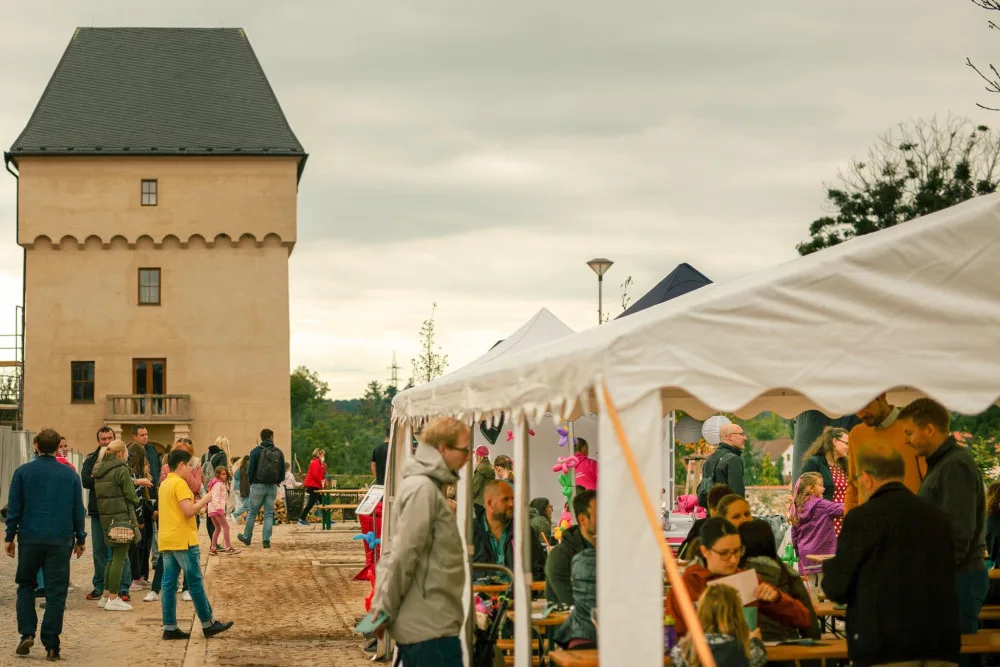 Zrekonstruovanou historickou tvrz v Nových Královicích si poprvé mohla prohlédnout veřejnost