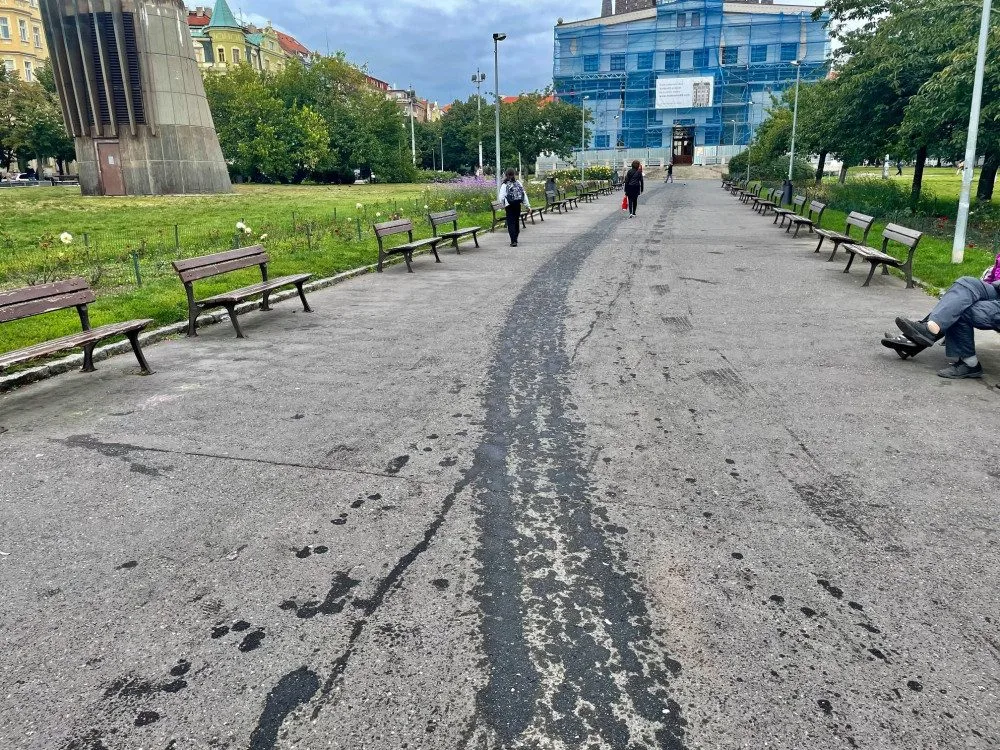 Na Jiřáku se objevila skvrna od oleje. Čištění stálo kolem 70 tisíc, říká starosta Ptáček