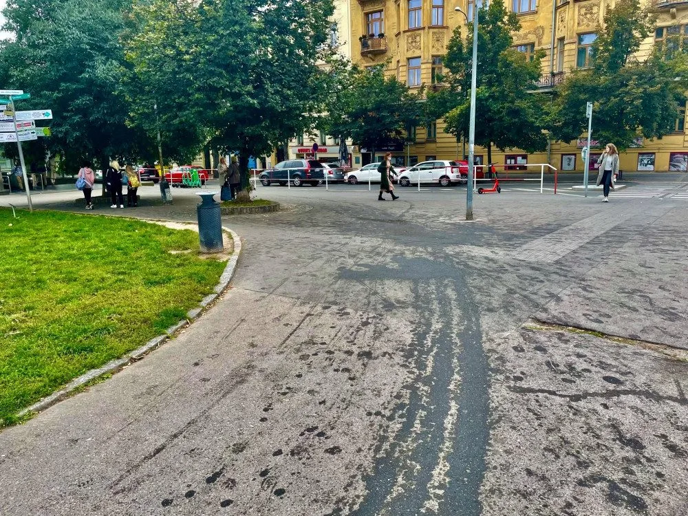 Na Jiřáku se objevila skvrna od oleje. Čištění stálo kolem 70 tisíc, říká starosta Ptáček