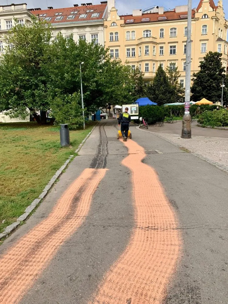 Na Jiřáku se objevila skvrna od oleje. Čištění stálo kolem 70 tisíc, říká starosta Ptáček