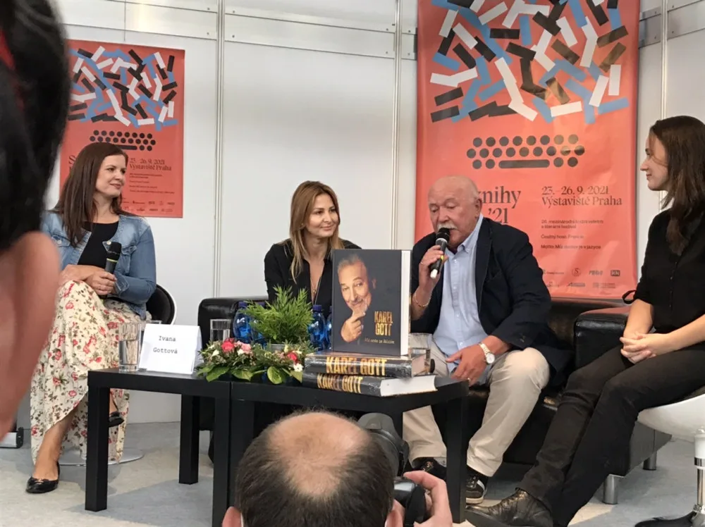 Ivana Gottová představila autobiografii Karla Gotta Má cesta za štěstím