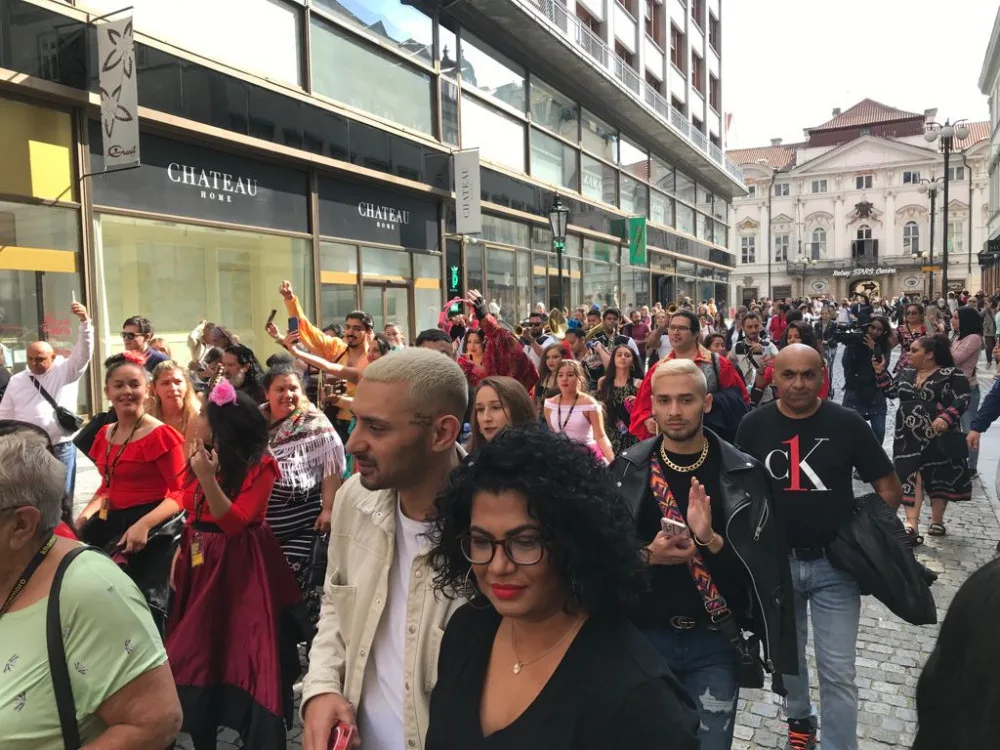Světový romský festival oživil Prahu hlasitou hudbou a divokým tancem. V průvodu šly stovky lidí