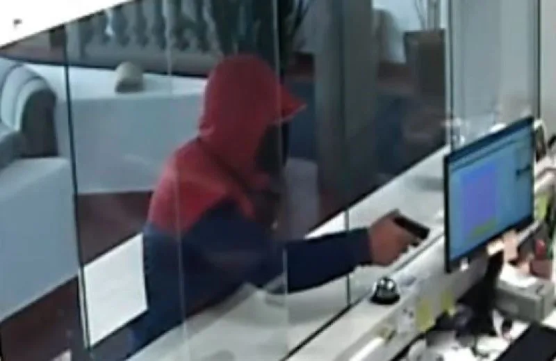 Muž namířil zbraň na recepční pražského hotelu, vzal peníze a utekl. Pátrá po něm policie