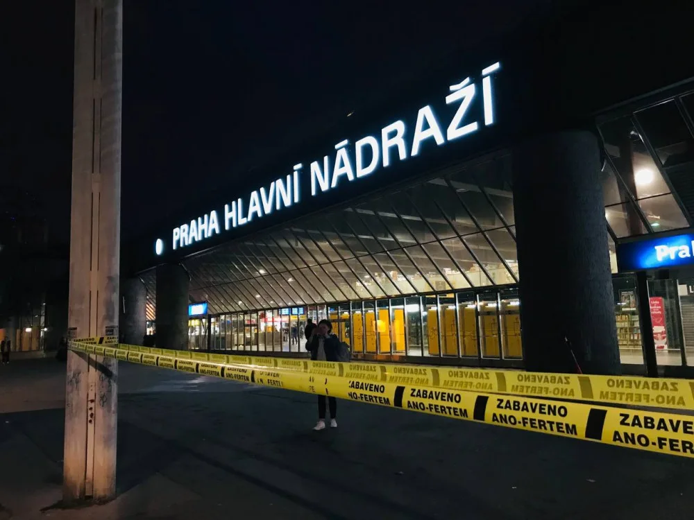 Zabaveno Ano-fertem! Zastávky, sochy nebo prostor před nádražím ohradila žlutá páska