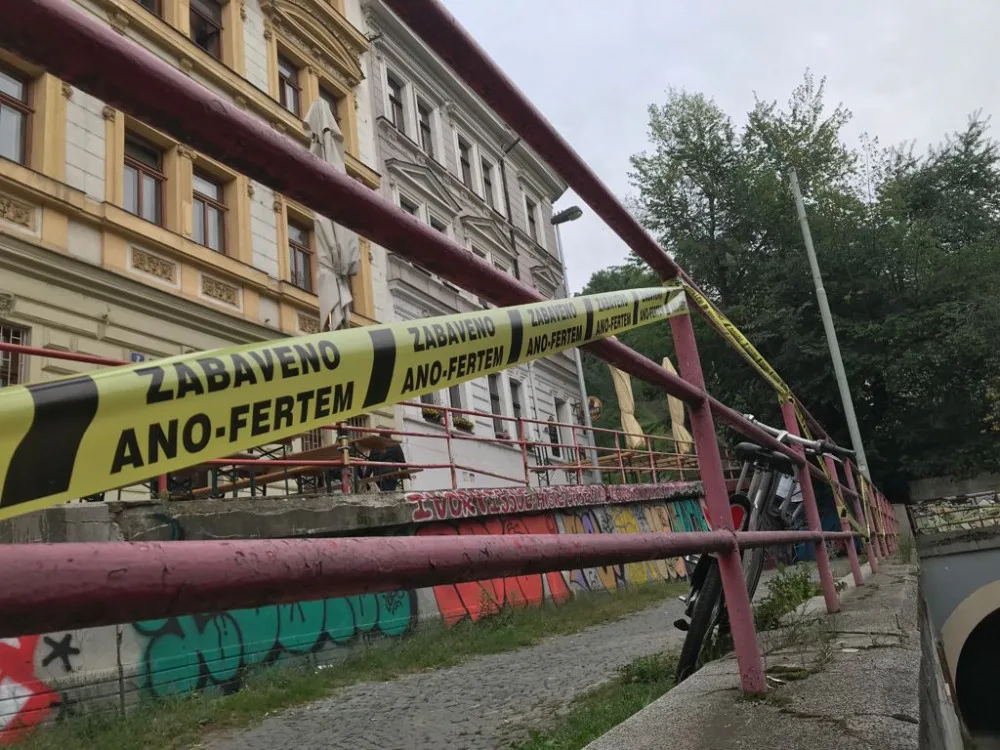 Zabaveno Ano-fertem! Zastávky, sochy nebo prostor před nádražím ohradila žlutá páska
