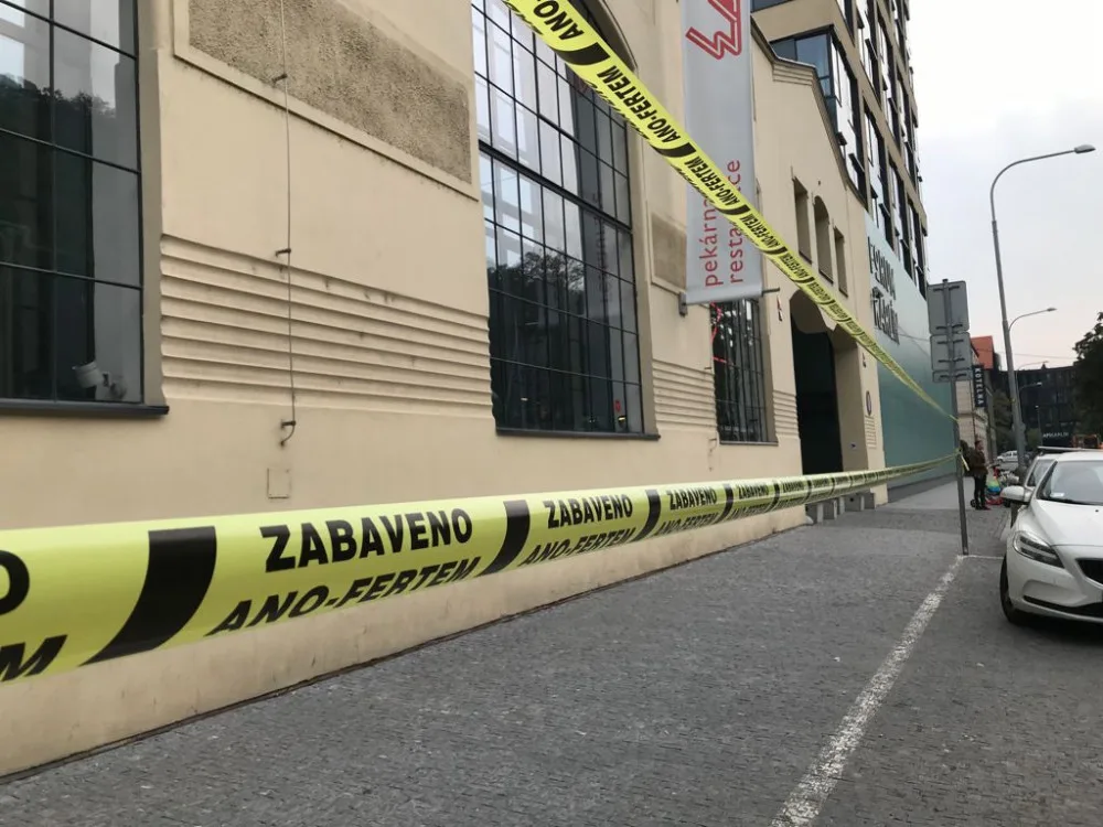 Zabaveno Ano-fertem! Zastávky, sochy nebo prostor před nádražím ohradila žlutá páska