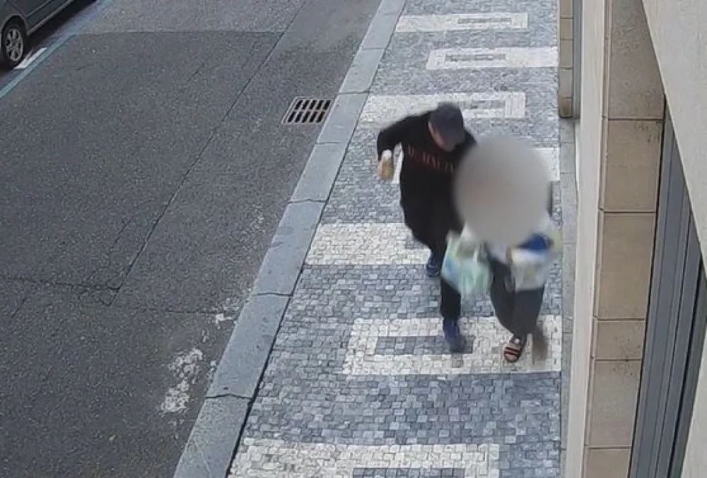 Muž osahával ženu na ulici, ta před ním utekla na recepci hotelu. Muže hledá policie