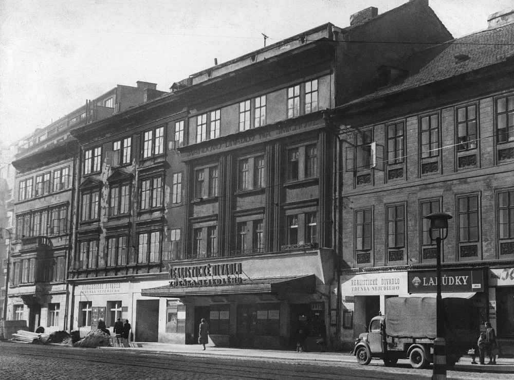 Švandovo divadlo dnes slaví 140. narozeniny. Scénu vlastnil i Vlasta Burian