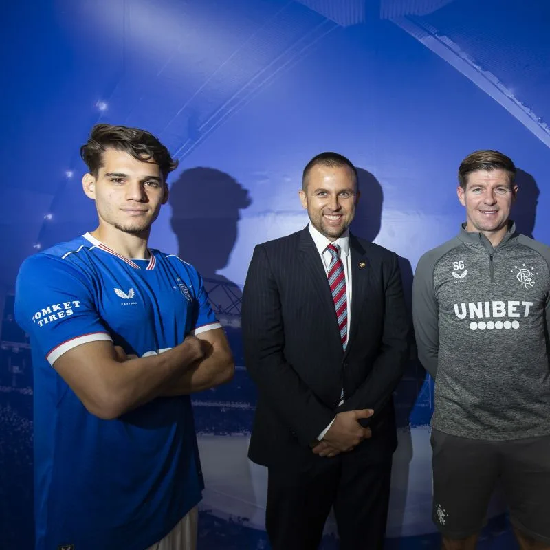 V červenci oznámil klub Rangers FC partnerství se značkou Tomket. Na fotografii je napravo od Radka Grilla (v obleku) trenér Steven Gerrard.