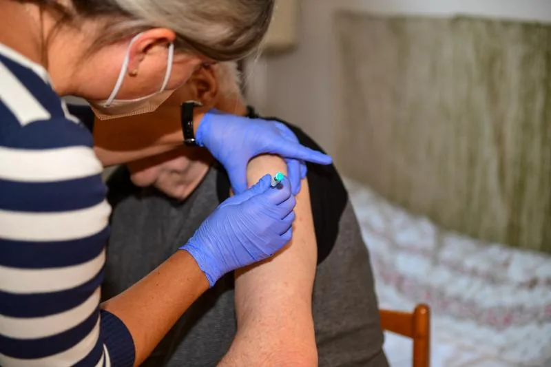 S očkováním třetí dávkou vakcíny pomůže v domovech seniorů opět i mobilní očkovací tým