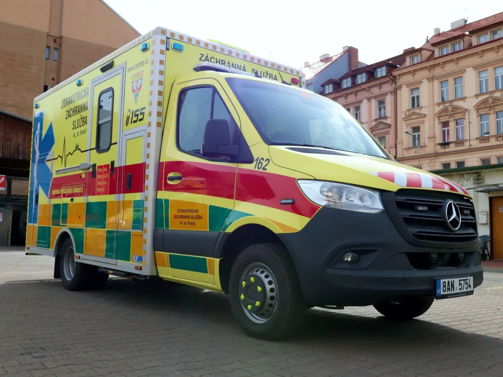 Pražští záchranáři mají k dispozici novou sanitku. Ochrání před radioaktivním prachem i ebolou