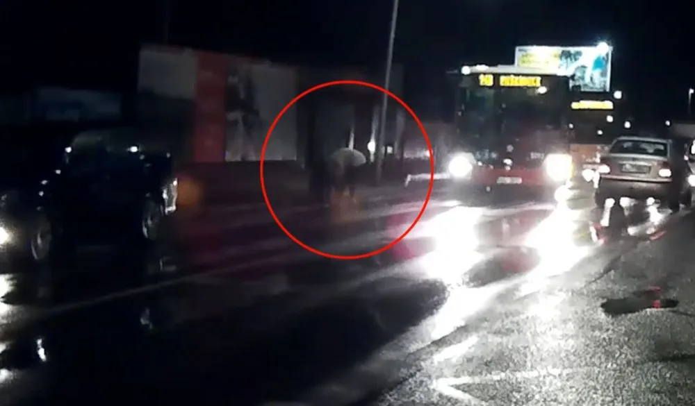 Řidič srazil na přechodu dítě, způsobil mu mnohačetná zranění a z místa ujel. Dítě čeká operace