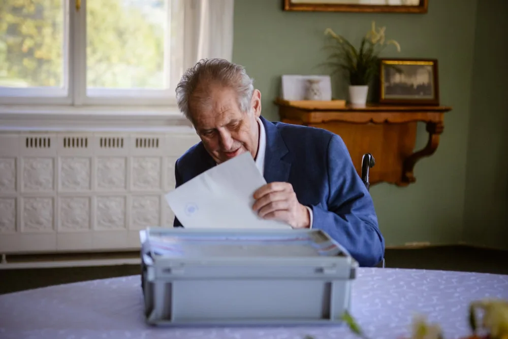 VOLBY 2021: Prezident Zeman odvolil na zámku v Lánech. Svůj hlas vhodili Hřib i Okamura