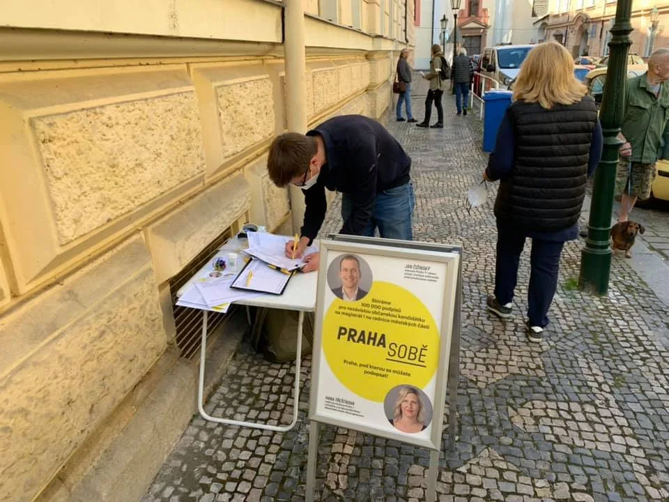 Podpisové stánky před volebními místnostmi v Praze vyvolávají emoce