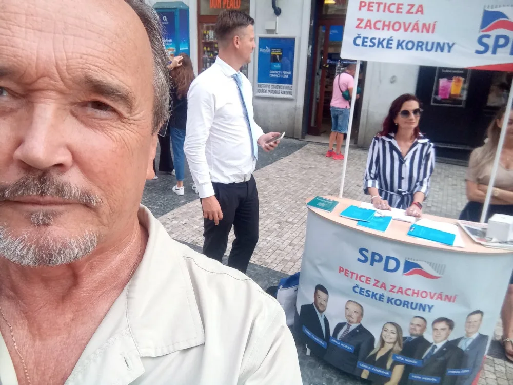 Jiří Kobza a petiční stánek SPD
