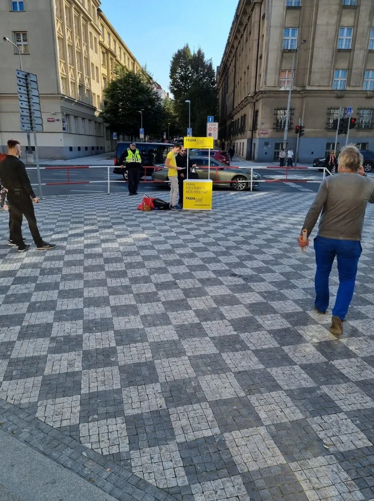 Rada města musí kvůli podpisovým stánkům Praha sobě připravit návrh změny zákona o volbách