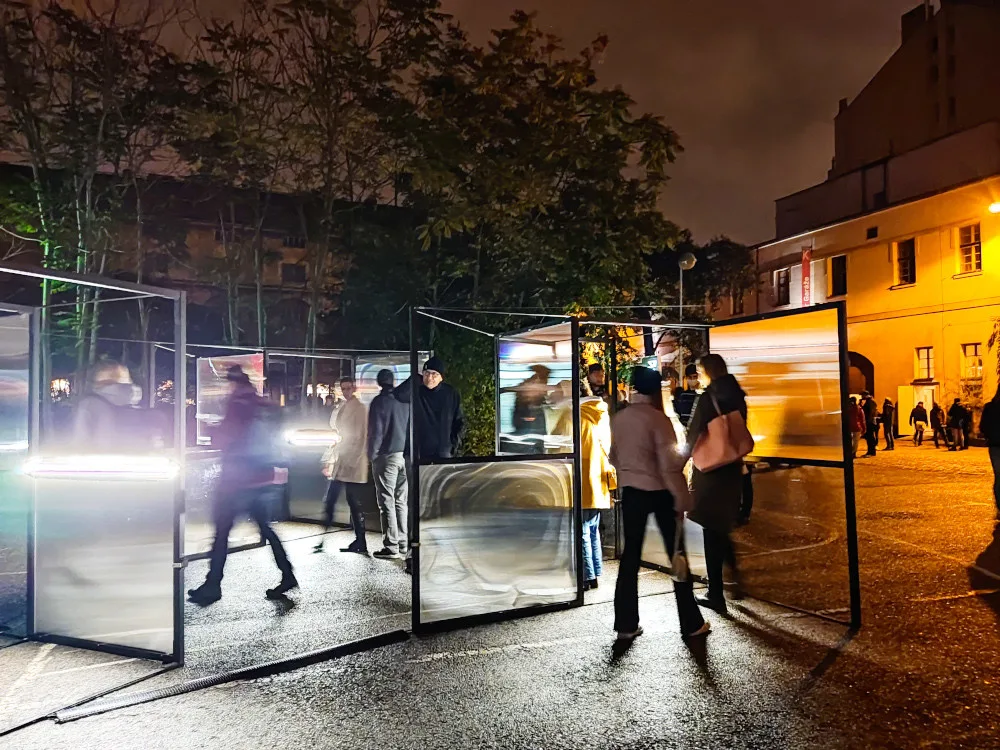 Živé stromy i socha z ledu. V Praze probíhá Signal Festival