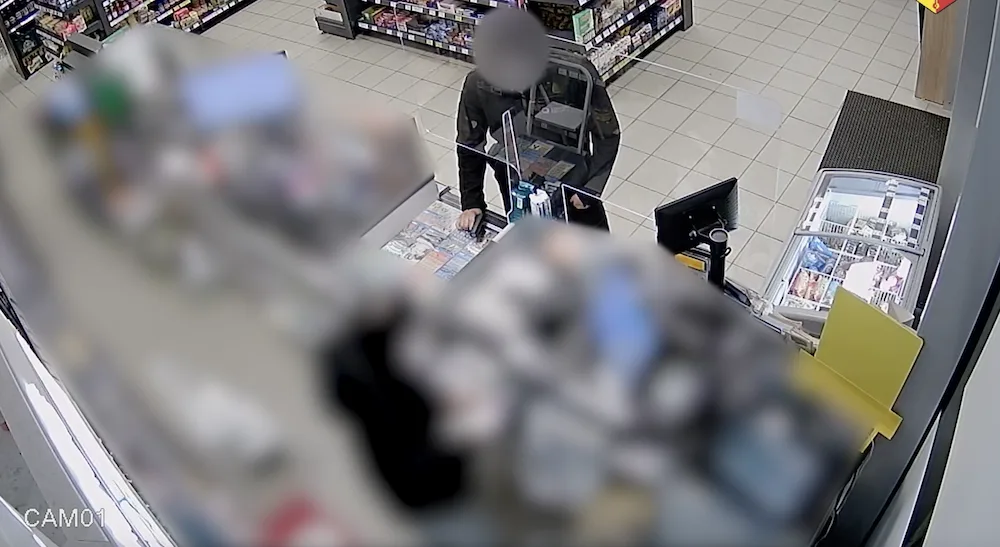 Muž se zbraní přepadl v Praze obchod. Policisté ho zadrželi krátce po činu