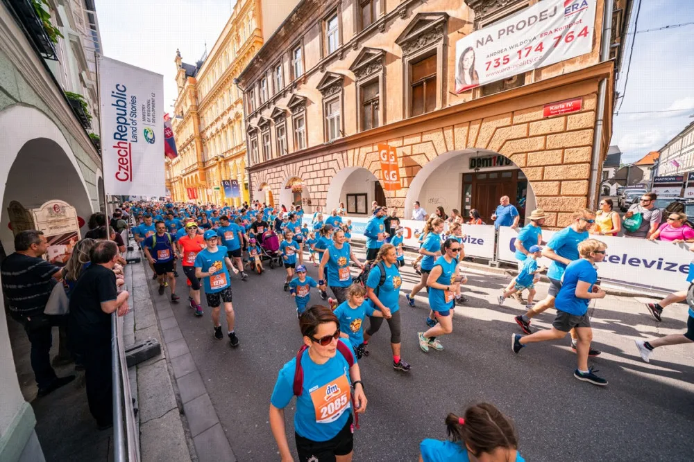 Sportujte s těmi nejbližšími. Zažijte dm rodinný běh v Českých Budějovicích