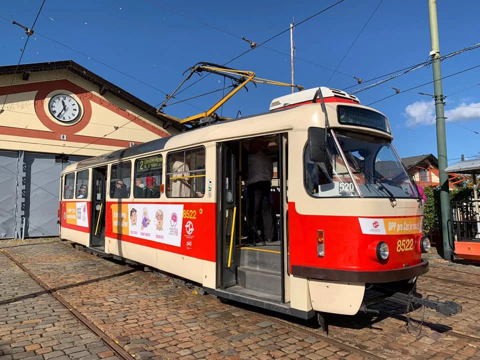 Do pražských ulic vyjela tramvaj šířící osvětu o mozkové mrtvici