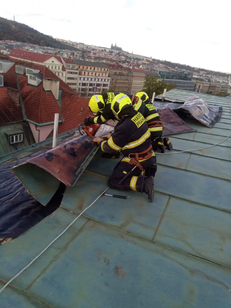 Silný vítr v Praze. Zranění lidé, zlomené stromy, uzavřená zoo a zpoždění vlaků