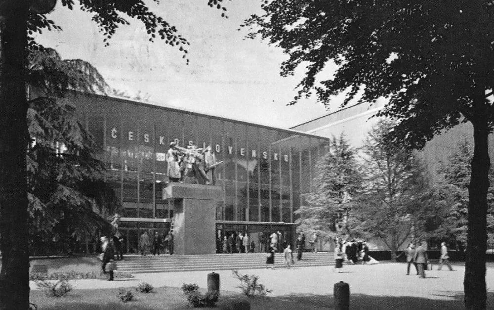 Před třiceti lety shořel Bruselský pavilon v Praze. Požár tehdy způsobil škodu téměř devadesát milionů