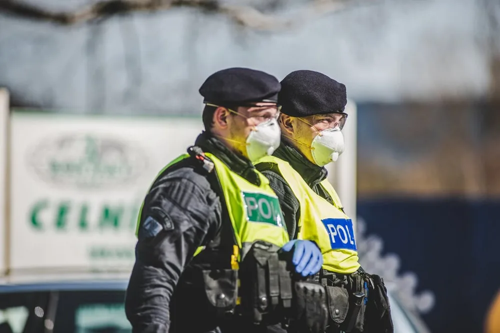 Vláda uvažuje o posílení policejních pravomocí při kontrolách covidových opatření