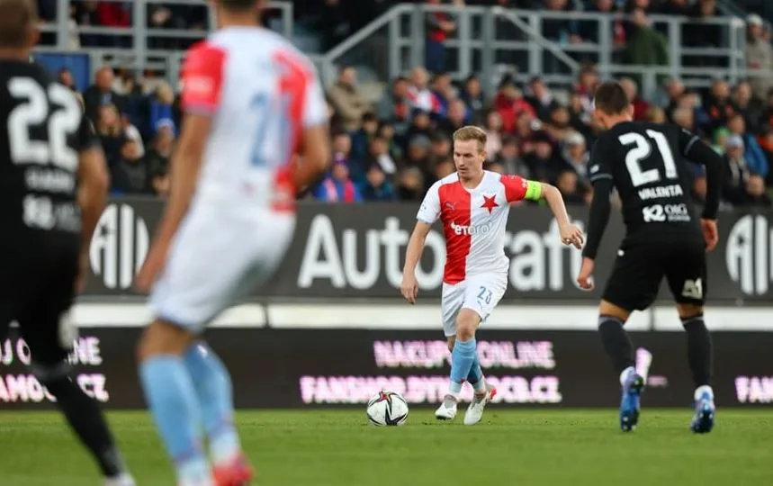 Slavia v Českých Budějovicích prohrávala po poločase 0:2. Nakonec si odvezla bod za remízu