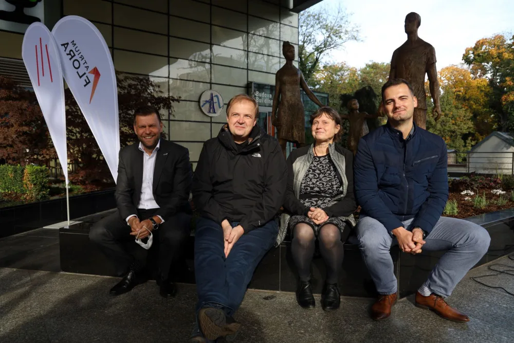 Sousoší Rodina před lety ustoupilo budování obchoďáku, dnes se vrátilo zpátky na místo