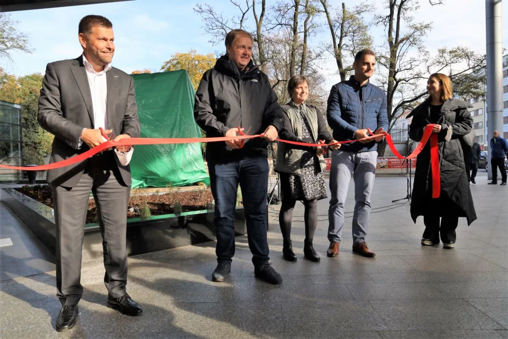Sousoší Rodina před lety ustoupilo budování obchoďáku, dnes se vrátilo zpátky na místo
