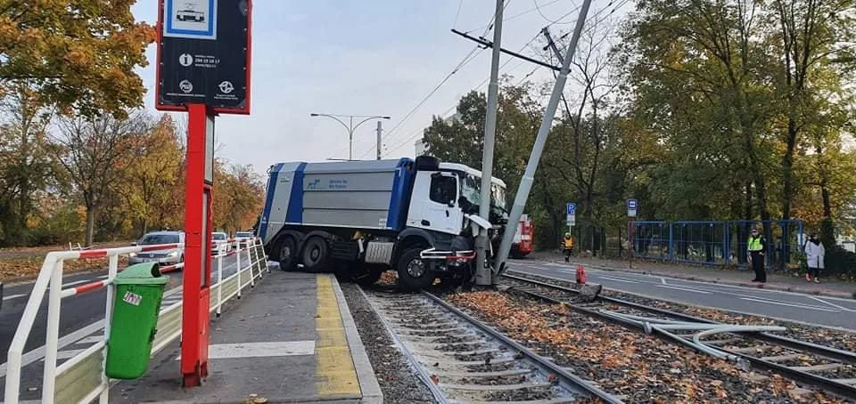 Nehoda popelářského auta zastavila v Podolí provoz tramvají