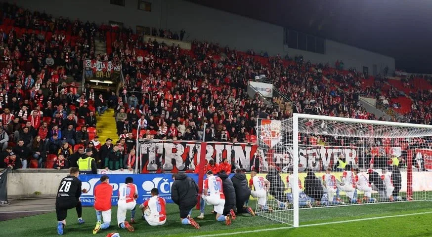 Slavia porazila v ligové dohrávce Olomouc, Sparta vyhrála pohárový zápas v Teplicích