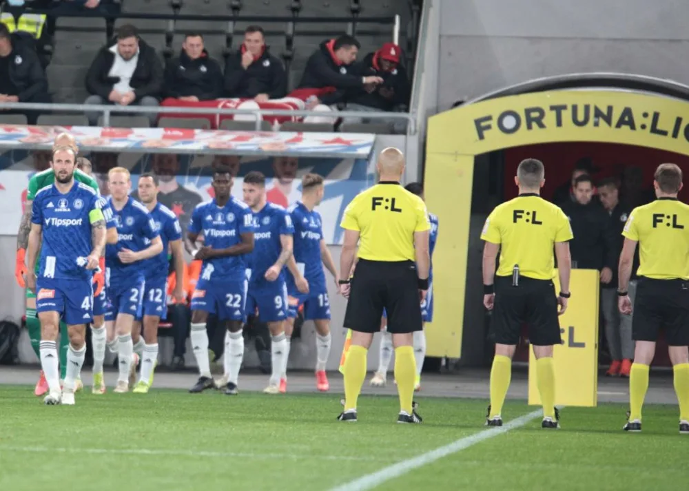 Fanoušci Slavie napadli po zápase klubové auto Olomouce. Jeden člověk skončil v nemocnici