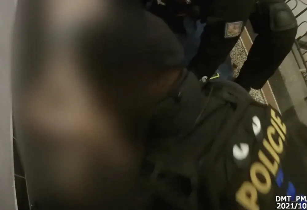 Třináctiletý chlapec se nadýchal zplodin z karmy. První pomoc mu poskytli policisté