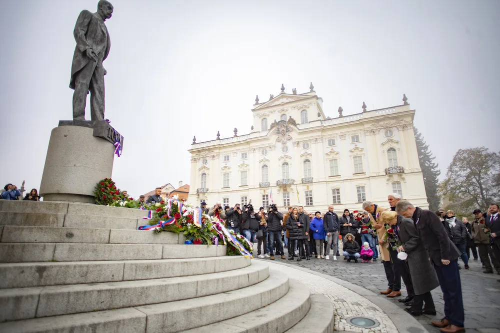 Česko si připomnělo vznik státu. V Praze proběhla největší pieta na Vítkově