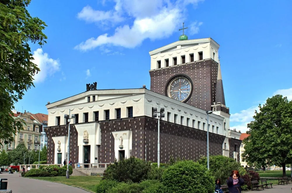 Kostel Nejsvětějšího srdce Páně na náměstí Jiřího z Poděbrad v Praze-Vinohradech